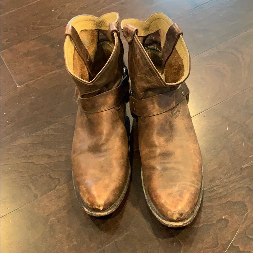Adorable western Frye ankle booties